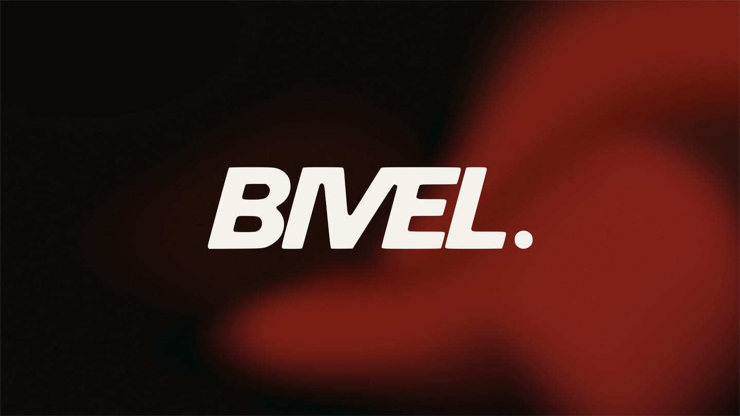 El wordmark de Bivel en crema sobre fondo rojo brasa, último cuadro del film