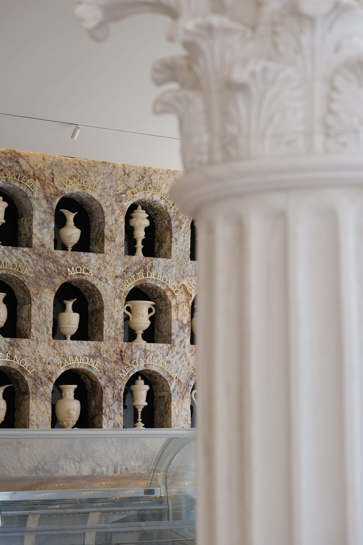 Detalle de columna y muro de piedra dentro de la gelatería Figlio
