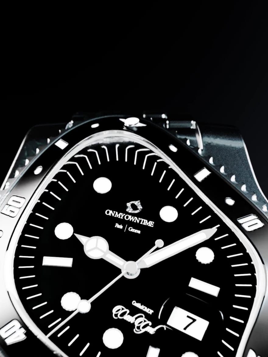 Esfera del reloj Omot Crash GMT en tres cuartos, con la firma On My Own Time