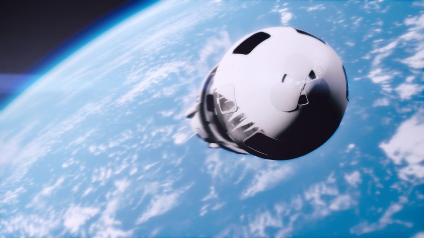 Cápsula orbital blanca en primer plano sobre la curva azul de la Tierra